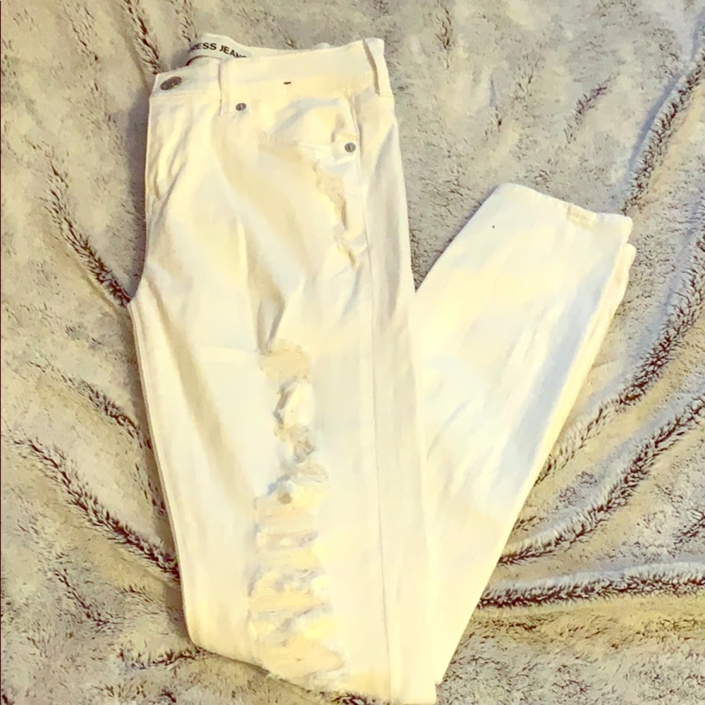 White distressed jeans